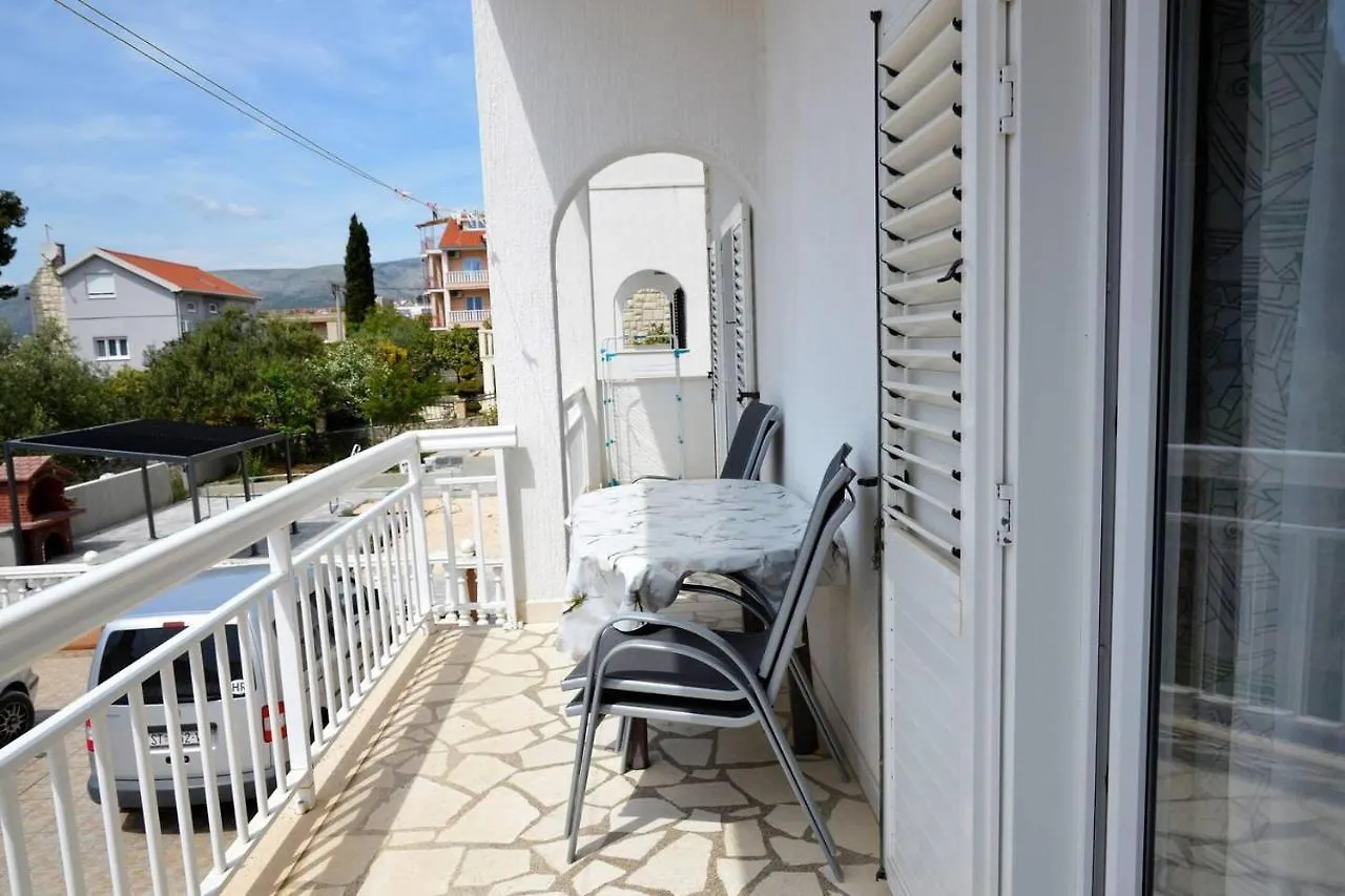 Stunning 2-Bed Apartment In Okrug Gornji