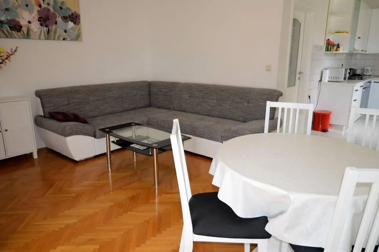 Stunning 2-Bed Apartment In Okrug Gornji 0*,  Kroatien