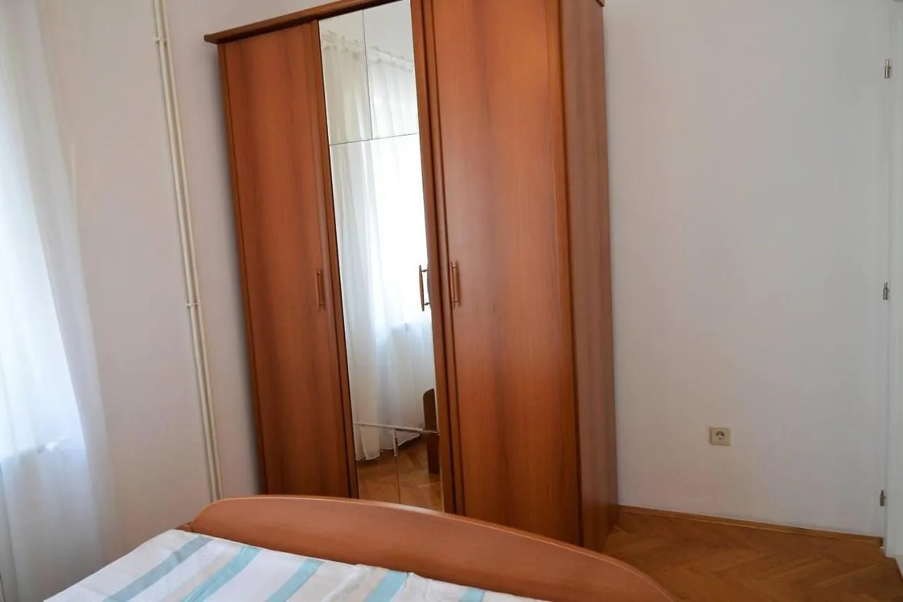 Stunning 2-Bed Apartment In Okrug Gornji