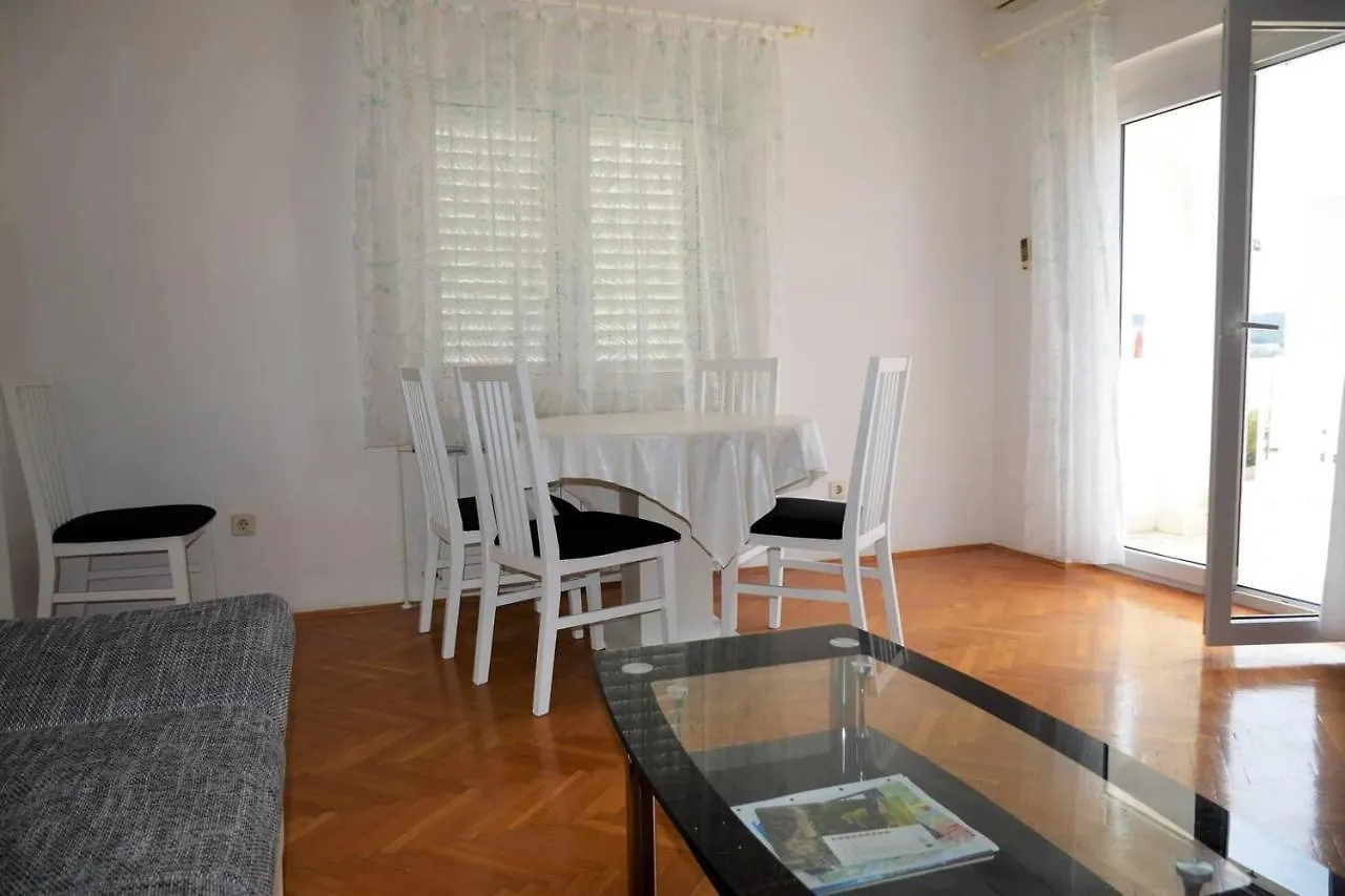 Stunning 2-Bed Apartment In Okrug Gornji