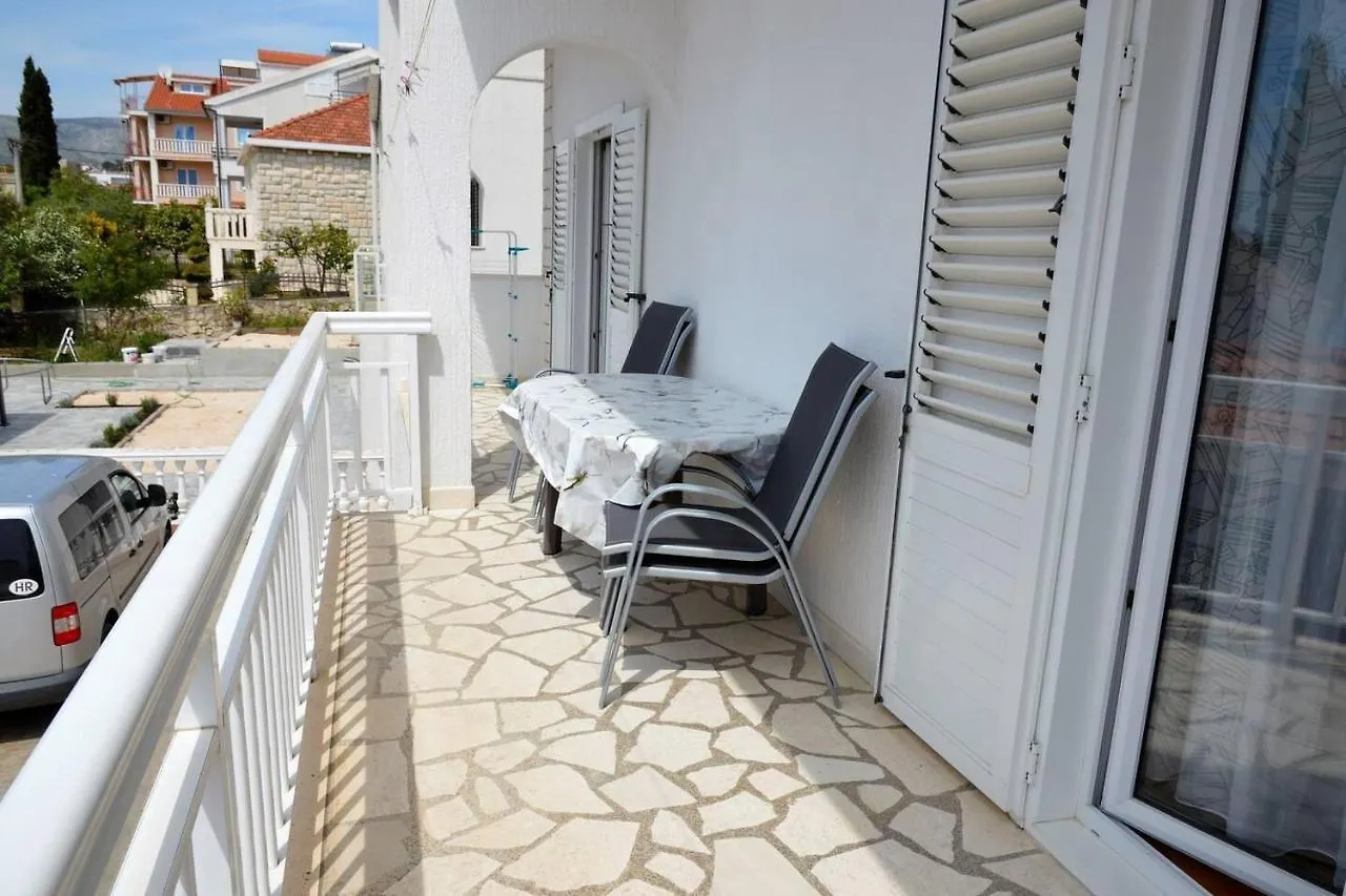 Stunning 2-Bed Apartment In Okrug Gornji