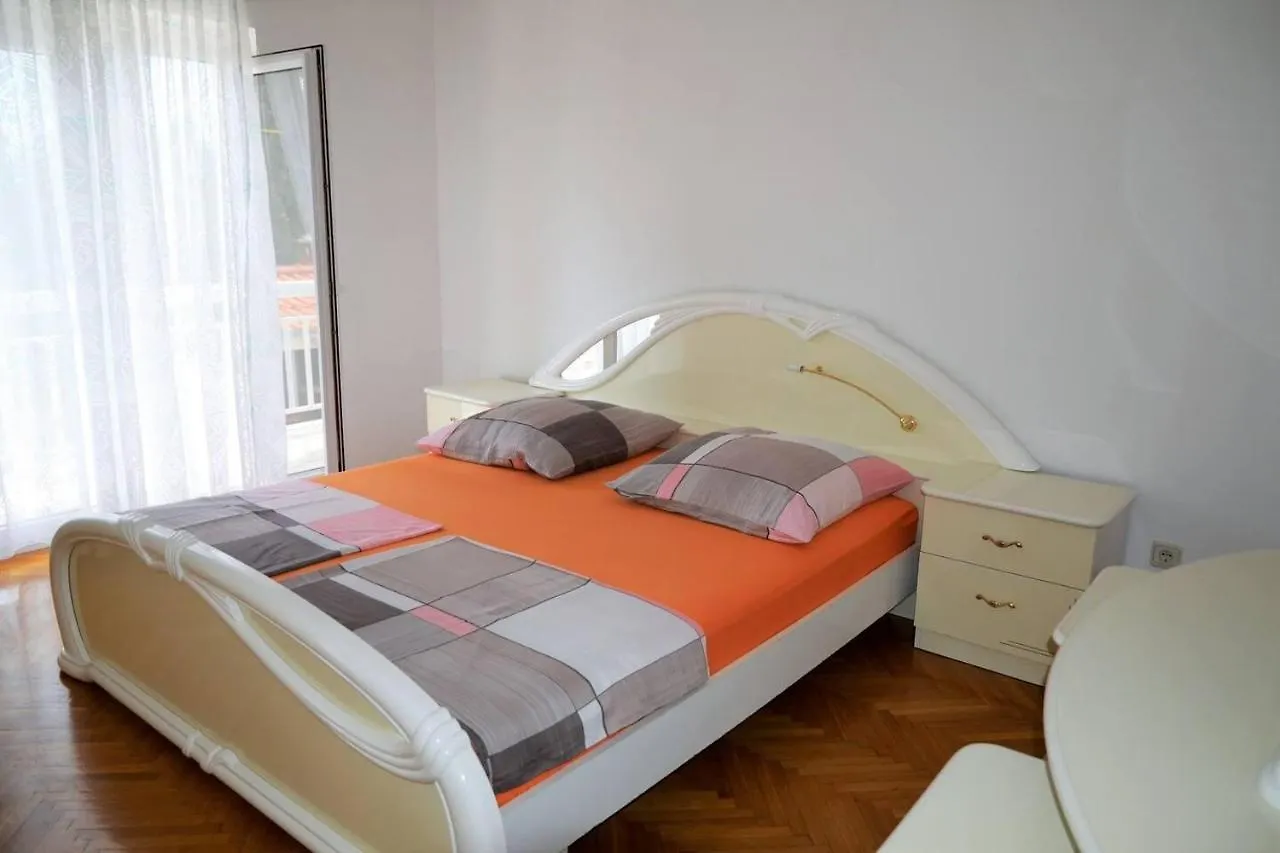 Stunning 2-Bed Apartment In Okrug Gornji