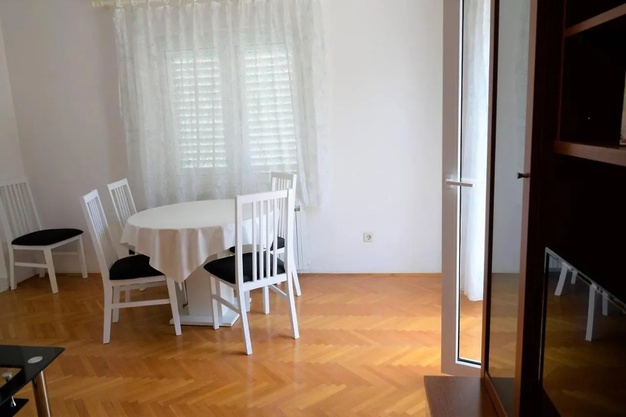 Stunning 2-Bed Apartment In Okrug Gornji