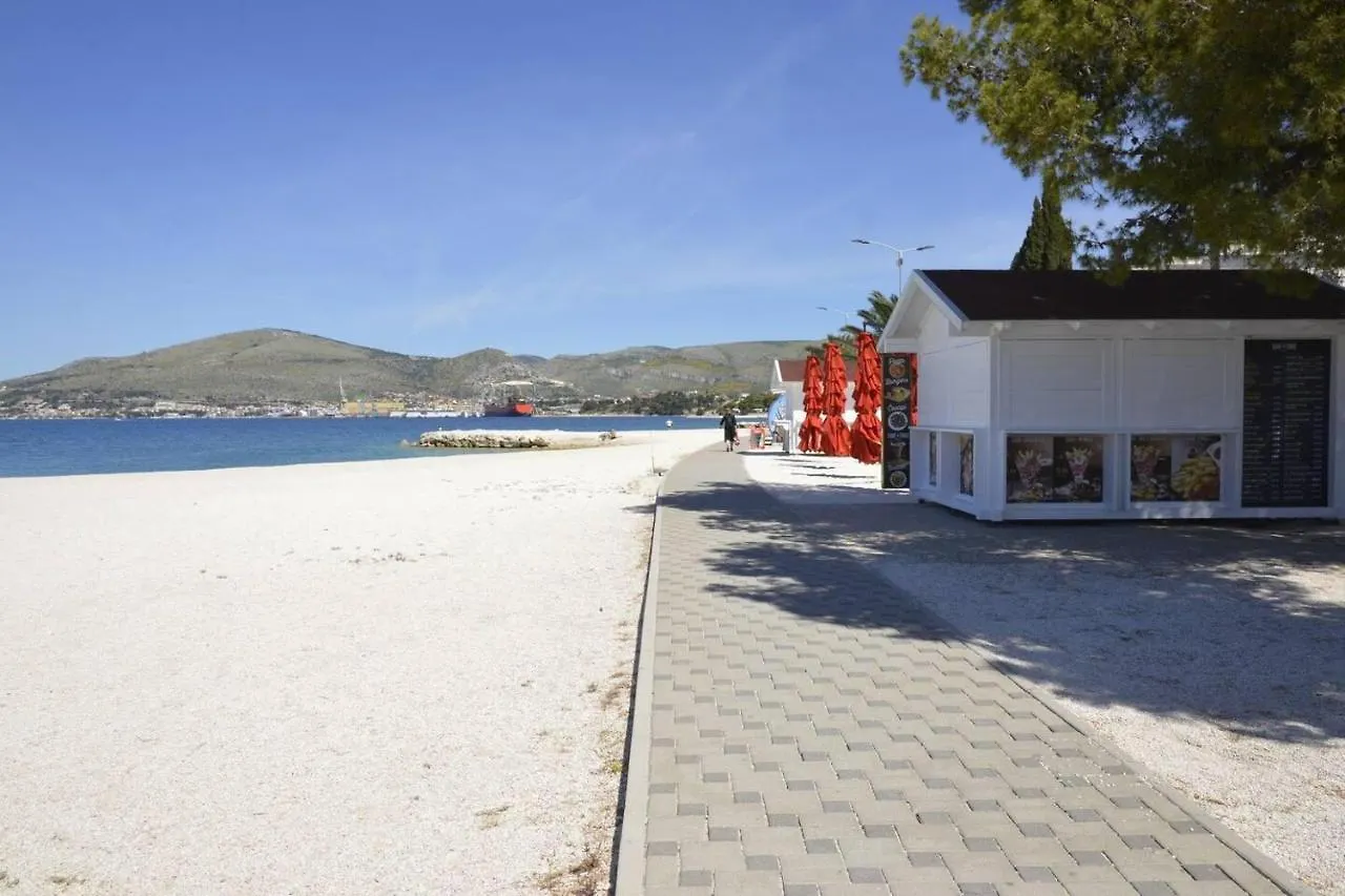 Stunning 2-Bed Apartment In Okrug Gornji