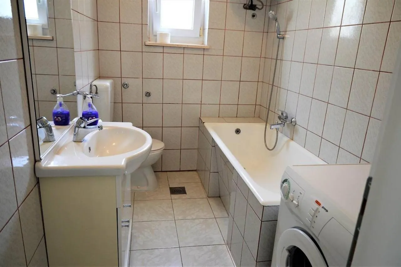 Stunning 2-Bed Apartment In Okrug Gornji