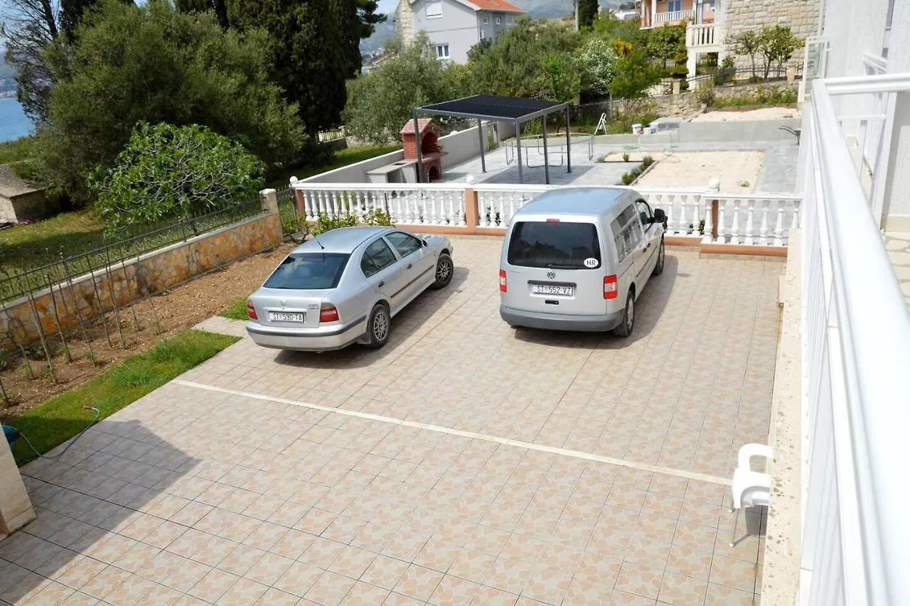 Stunning 2-Bed Apartment In Okrug Gornji
