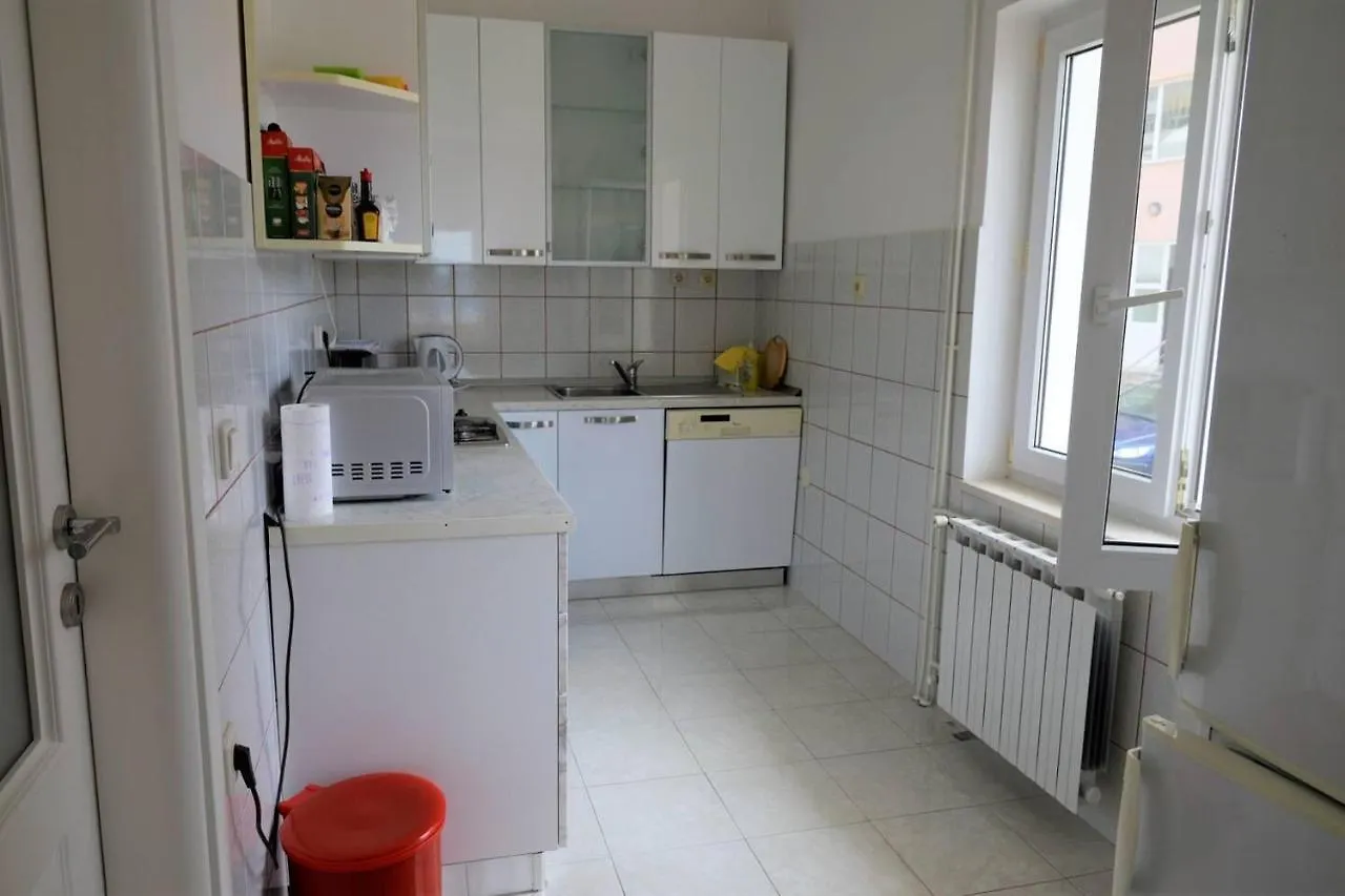 Stunning 2-Bed Apartment In Okrug Gornji