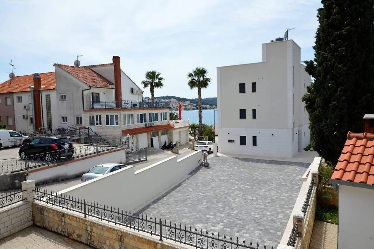 Stunning 2-Bed Apartment In Okrug Gornji