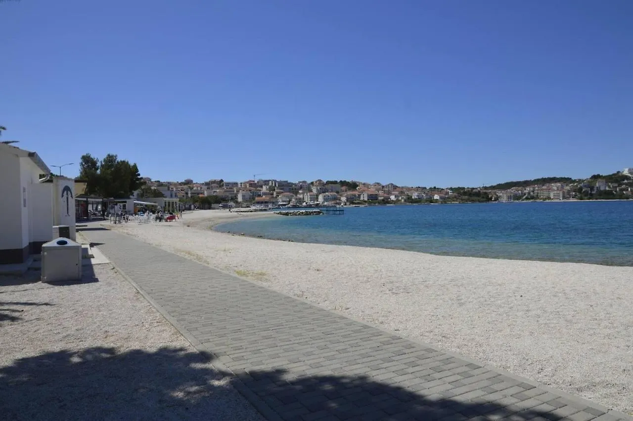 Stunning 2-Bed Apartment In Okrug Gornji Croatia