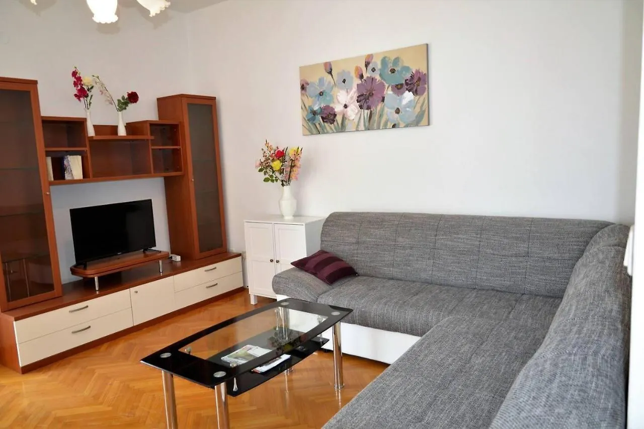 Stunning 2-Bed Apartment In Okrug Gornji