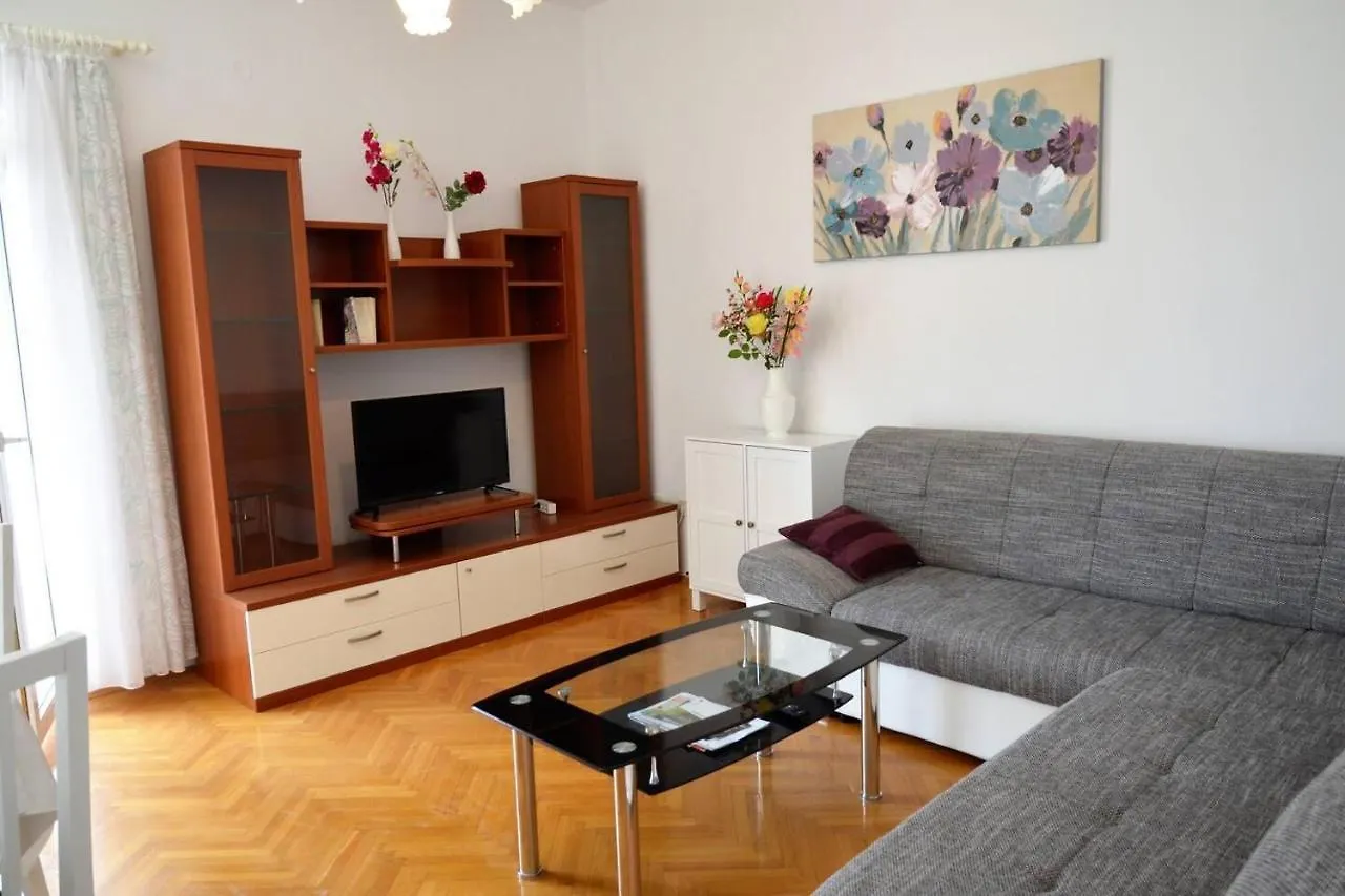 Stunning 2-Bed Apartment In Okrug Gornji